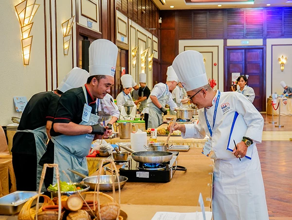 Các đội thi trổ tài trước sự giám sát chặt chẽ của Ban giám khảo. Các đội thi trổ tài trước sự giám sát chặt chẽ của Ban giám khảo.