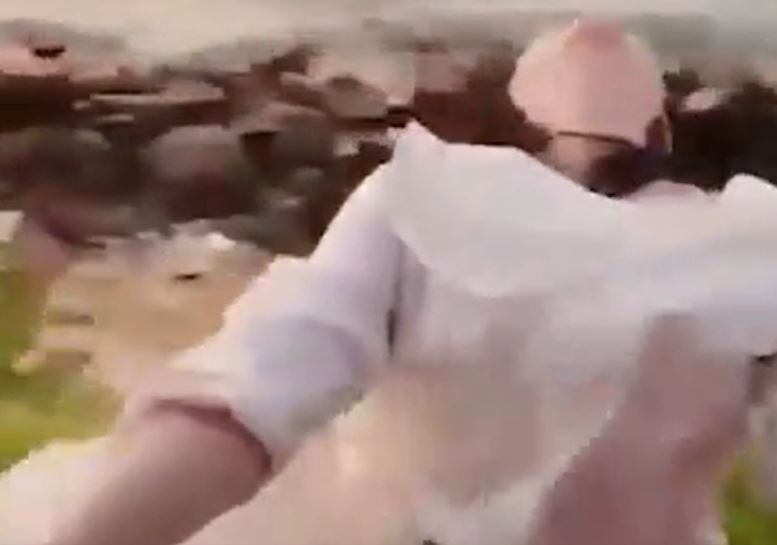 Đu người ra khỏi tàu để quay clip sống ảo, cô gái trẻ phải trả giá đắt