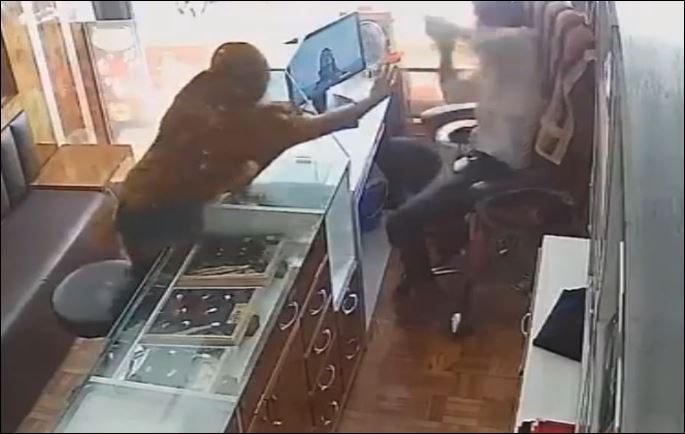 Người phụ nữ lãnh gần 20 cái tát vì ném ớt bột vào chủ tiệm trang sức