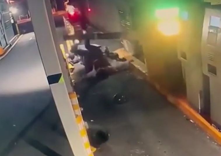 Trốn trả phí gửi xe, người phụ nữ nhập viện vì bị thanh chắn đập thẳng mặt