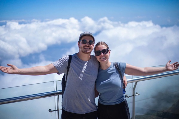 Du khách Tây thích thú săn mây, check in hoa Sen đá trên đỉnh Fansipan	