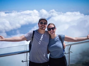 Du khách Tây thích thú săn mây, check in hoa Sen đá trên đỉnh Fansipan