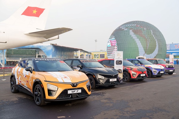 Chạy VinFast VF 7 vượt bão, người dùng Việt khẳng định: “ADAS phản ứng chuẩn xác, đây là chiếc xe đáng tin cậy”