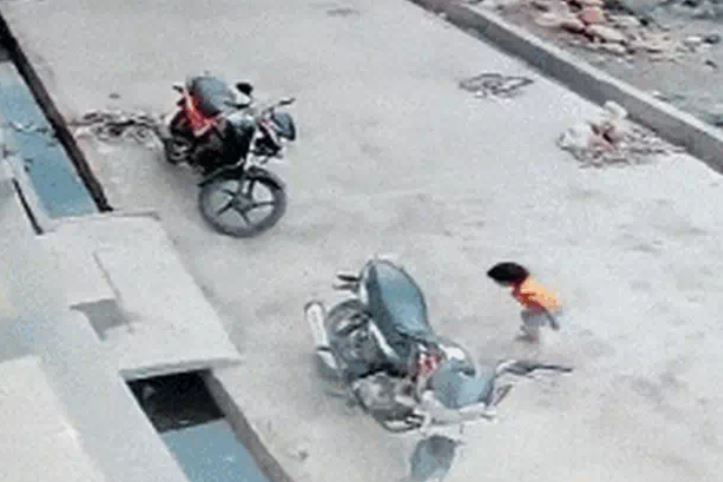 Khoảnh khắc khó tin: bé gái 4 tuổi rơi từ tầng 3 xuống vẫn sống sót kỳ diệu