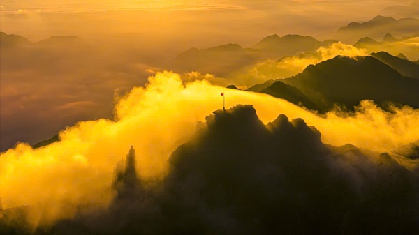 Lạc vào 'miền cổ tích' trên đỉnh Fansipan mùa mây