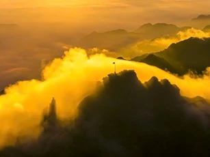 Lạc vào 'miền cổ tích' trên đỉnh Fansipan mùa mây