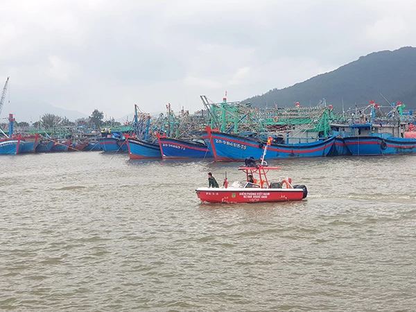 Tàu cá của ngư dân miền Trung vào tránh trú tại cảng cá Thọ Quang.