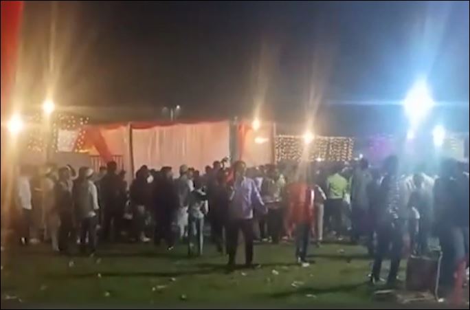 Đám cưới bỗng chốc hóa ‘đấu trường loạn chiến’ chỉ vì… món gà rán