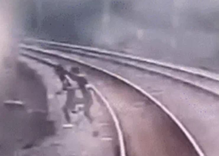 Đứng giữa đường ray tàu hỏa để 'sống ảo', hai thiếu niên suýt mất mạng