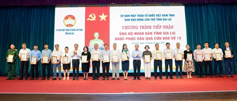 Lãnh đạo tỉnh Gia Lai trao thư cảm ơn các cơ quan, đơn vị, doanh nghiệp đã ủng hộ kinh phí khắc phục bão số 13.