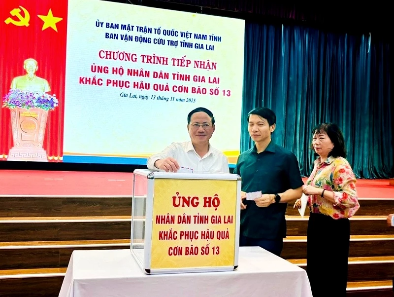 Lãnh đạo tỉnh Gia Lai thực hiện quyên góp, ủng hộ khắc phục hậu quả bão số 13.