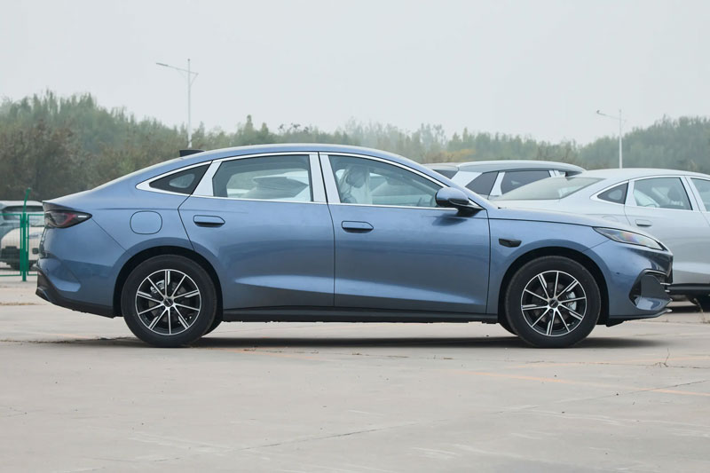 Xe sedan hạng D siêu tiết kiệm xăng, giá 360 triệu đồng