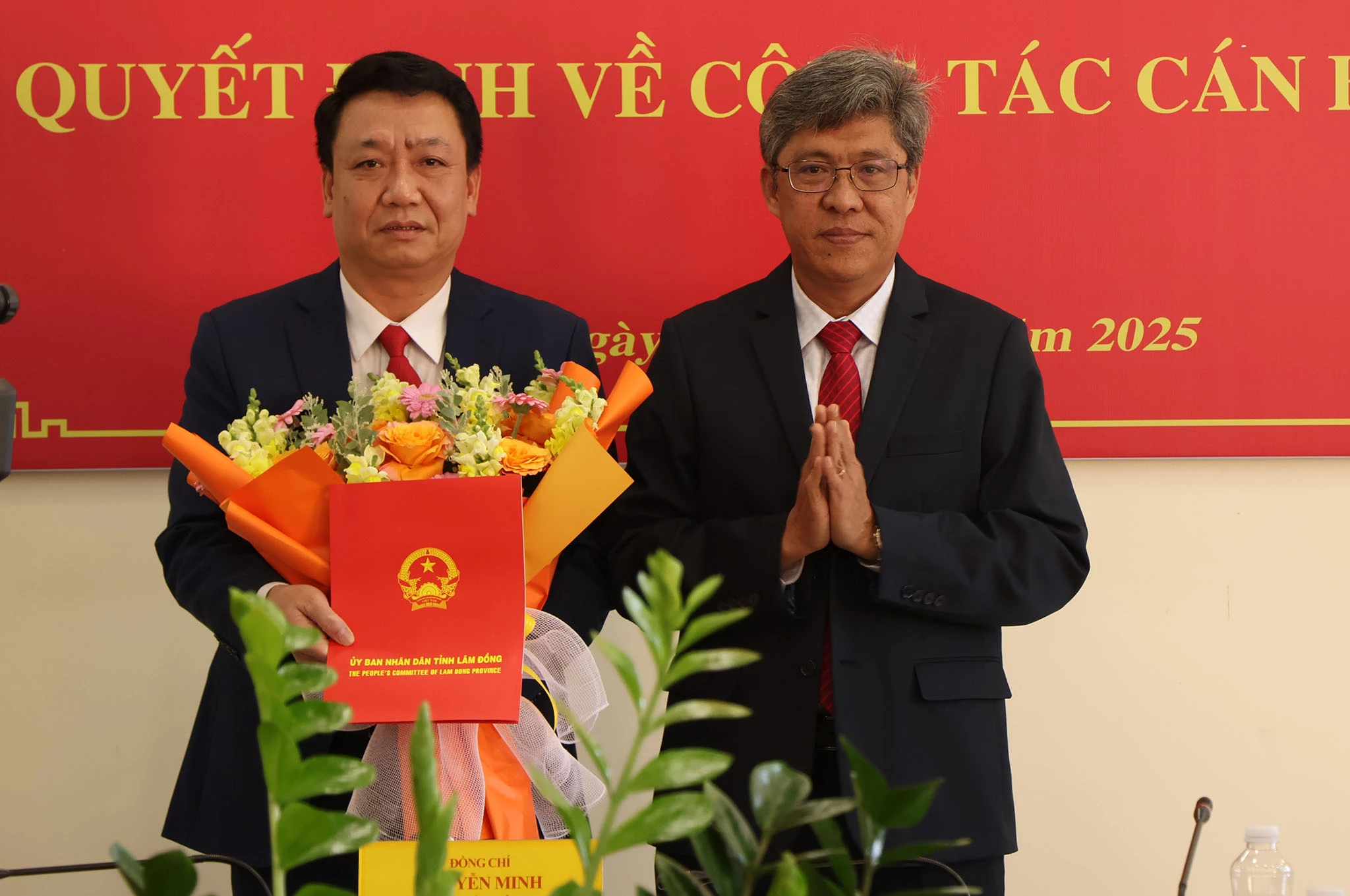 Phó Chủ tịch UBND tỉnh Nguyễn Minh trao Quyết định điều động và bổ nhiệm cho ông Hoàng Văn Bằng (trái)