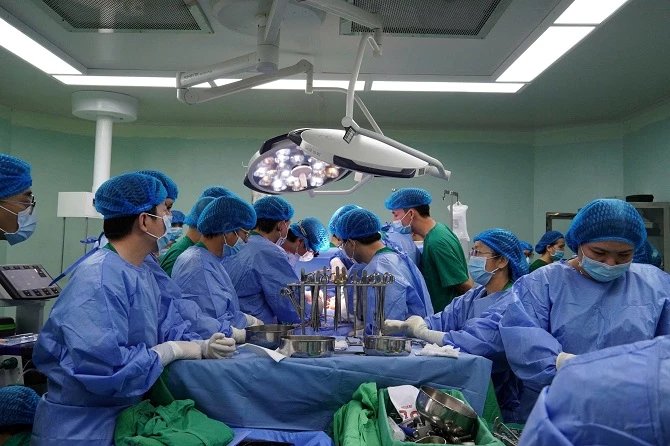 +ảnh 1: Hơn 40 nhân viên y tế tham gia phẫu thuật lấy tạng từ người hiến chết não. +ảnh 1: Hơn 40 nhân viên y tế tham gia phẫu thuật lấy tạng từ người hiến chết não.