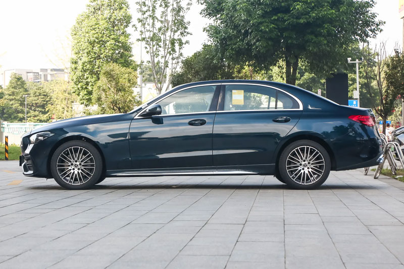 Mercedes-Benz C-Class 2026 vừa ra mắt, giá gần 1,3 tỷ có gì đáng chú ý?