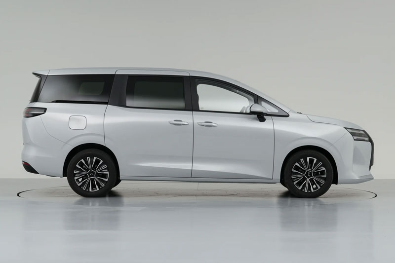 Xe MPV 3 tuỳ chọn động cơ, giá hơn 270 triệu đồng