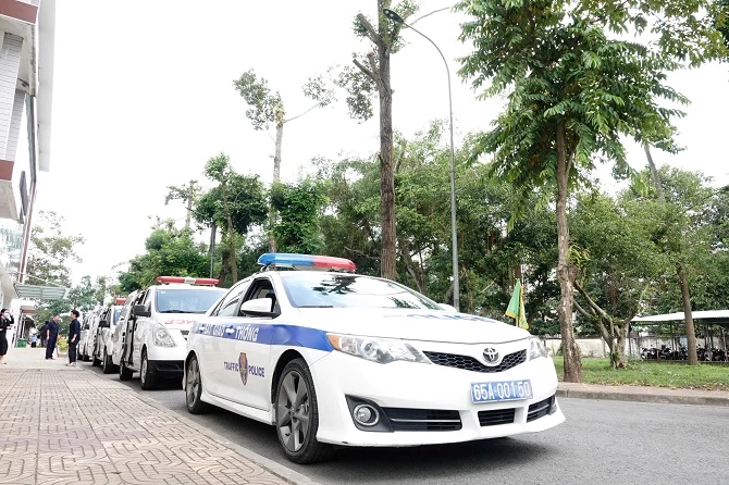 +ảnh 2: Xe cứu thương bệnh viện với sự hỗ trợ xe dẫn đoàn của CSGT Công an TP Cần Thơ chuyển các tạng ra Sân bay quốc tế Cần Thơ. +ảnh 2: Xe cứu thương bệnh viện với sự hỗ trợ xe dẫn đoàn của CSGT Công an TP Cần Thơ chuyển các tạng ra Sân bay quốc tế Cần Thơ.