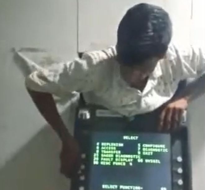 Đi ăn trộm lúc say rượu, người đàn ông mắc kẹt trong máy ATM