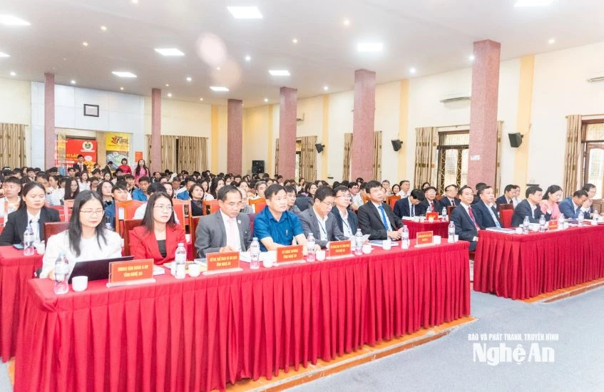 Các đại biểu dự Hội thảo khoa học quốc gia “Phát triển chuỗi giá trị nông sản đặc thù và du lịch nông nghiệp bền vững tại các xã miền Tây Nghệ An trong xây dựng nông thôn mới”. Ảnh: Báo Nghệ An.