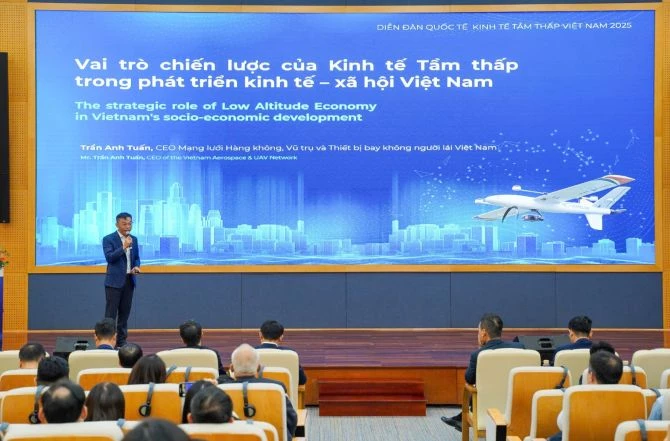 Ông Trần Anh Tuấn – Phó Chủ tịch Mạng lưới Đổi mới sáng tạo và chuyên gia hàng không, vũ trụ, thiết bị bay không người lái (AUVS VN) phát biểu tại Diễn đàn. Ông Trần Anh Tuấn – Phó Chủ tịch Mạng lưới Đổi mới sáng tạo và chuyên gia hàng không, vũ trụ, thiết bị bay không người lái (AUVS VN) phát biểu tại Diễn đàn.