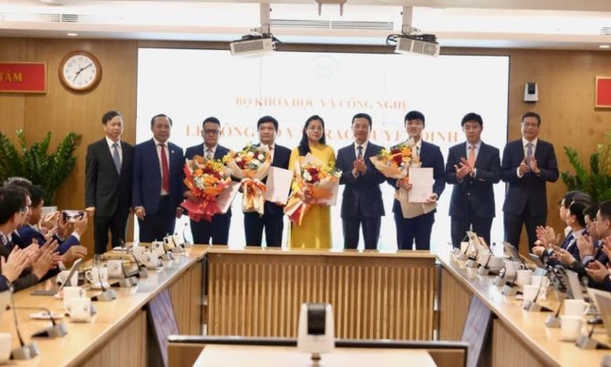 Lãnh đạo Bộ Khoa học và Công nghệ chụp ảnh lưu niệm cùng các cá nhân được nhận quyết định. Ảnh: Trung tâm Truyền thông KH&CN. Lãnh đạo Bộ Khoa học và Công nghệ chụp ảnh lưu niệm cùng các cá nhân được nhận quyết định. Ảnh: Trung tâm Truyền thông KH&CN.