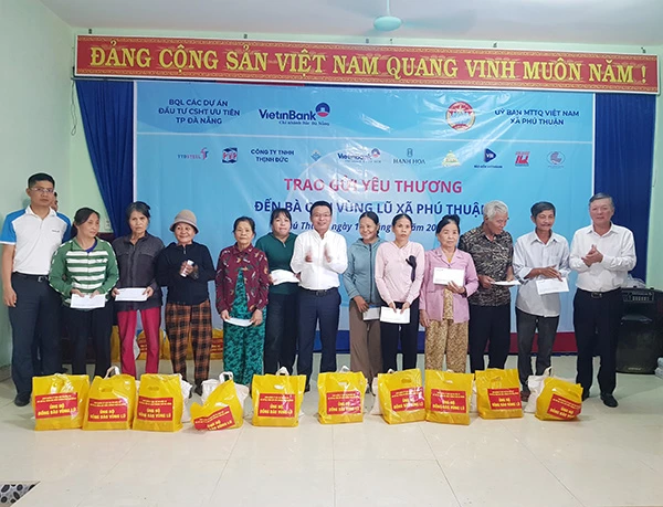 PIIP và VietinBank Chi nhánh Bắc Đà Nẵng trao quà cứu trợ lũ lụt cho người dân xã Phú Thuận (TP Đà Nẵng). PIIP và VietinBank Chi nhánh Bắc Đà Nẵng trao quà cứu trợ lũ lụt cho người dân xã Phú Thuận (TP Đà Nẵng).