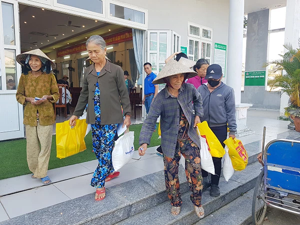 Người dân xã Vu Gia vui mừng sau khi nhận được quà hỗ trợ của đoàn công tác PIIP và VietinBank Chi nhánh Bắc Đà Nẵng. Người dân xã Vu Gia vui mừng sau khi nhận được quà hỗ trợ của đoàn công tác PIIP và VietinBank Chi nhánh Bắc Đà Nẵng.