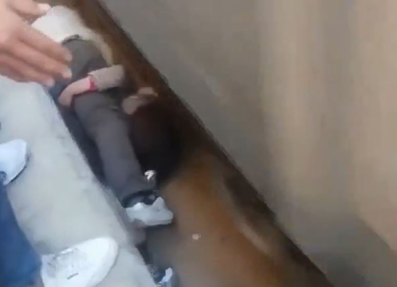 Cha liều mạng dùng thân che chắn cho con gái dưới gầm tàu đang chạy rồi nhận kết cục thần kỳ