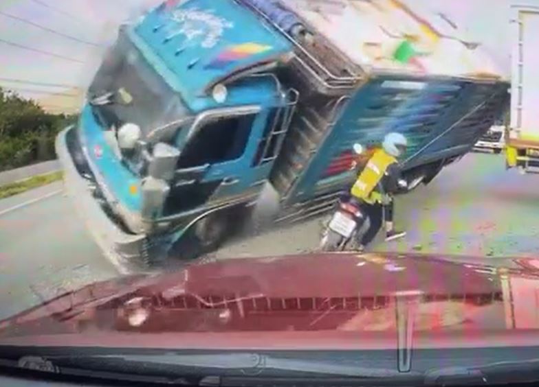 Xe tải mất lái lật nghiêng đè trúng người phụ nữ đi xe máy nhưng cái kết khiến ai cũng sững sờ