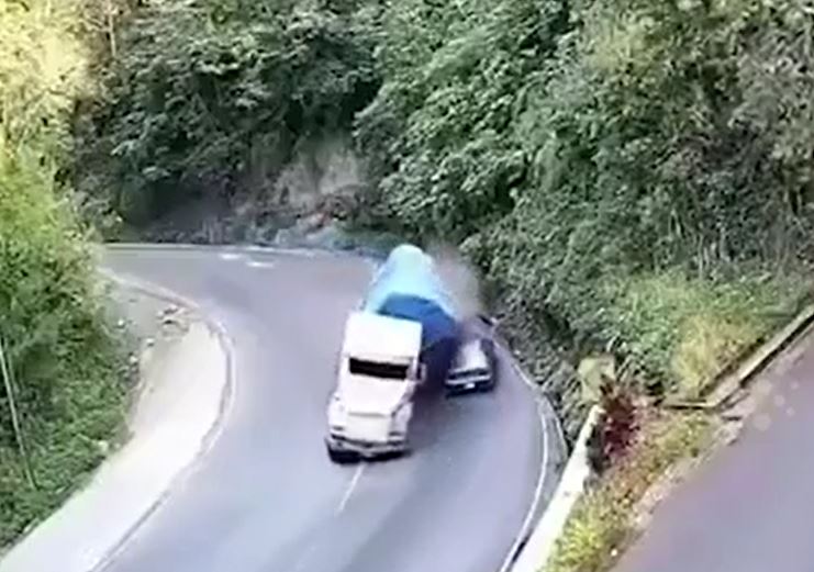 Xe tải lật nghiêng khi vào cua rồi đè trúng ô tô có 5 người bên trong