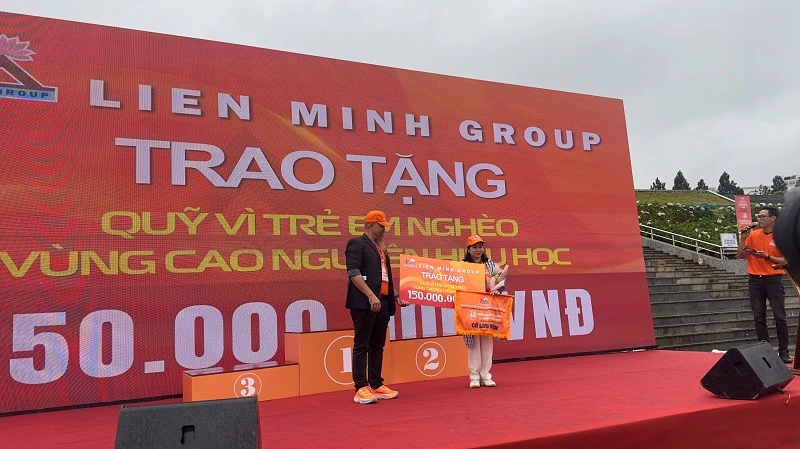 Đại diễn Liên Minh Group trao tặng hỗ trợ quỹ khuyến học cho Sở GD&ĐT tỉnh Lâm Đồng.