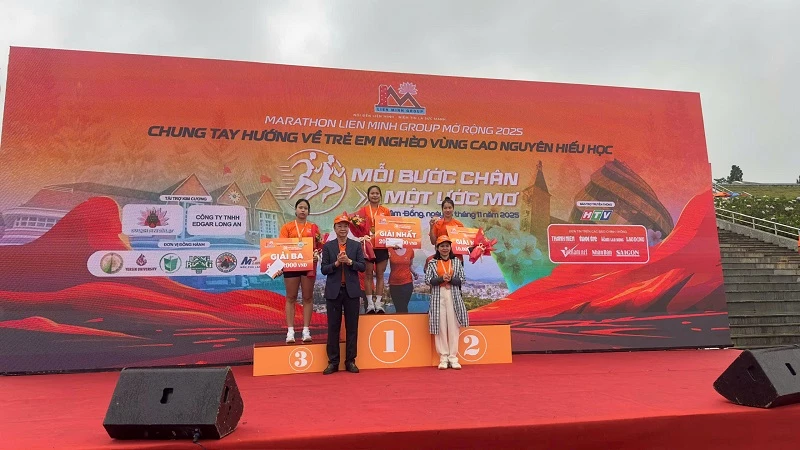 Đại diện ban tổ chức trao các giải nhất, nhì, ba cho các nữ vận động viên xuất sắc nhất. 