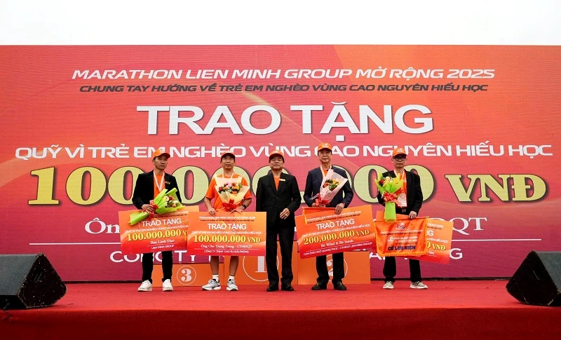 Các mạnh thường quân đóng góp vào quỹ khuyến học “Vì trẻ em nghèo vùng Cao Nguyên hiếu học”