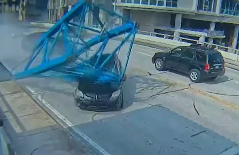 Cần cẩu bất ngờ rơi xuống đè bẹp ô tô, nữ tài xế sống sót kỳ diệu