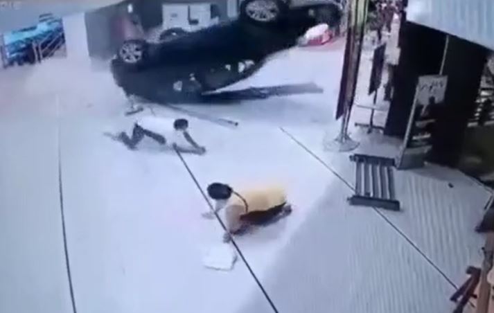 Tài xế nghi đạp nhầm chân ga, ô tô lao bay khỏi tầng 2 khiến trung tâm thương mại náo loạn