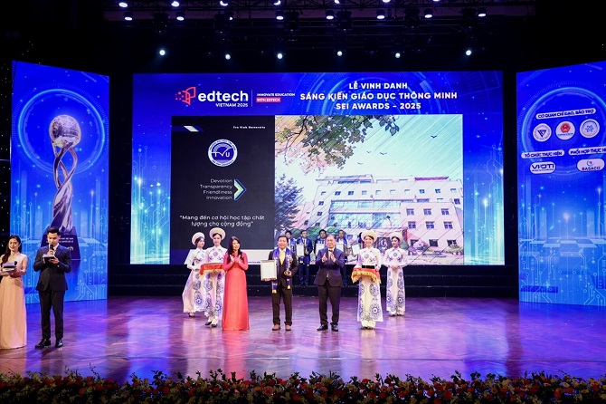 Trường Đại học Trà Vinh nhận cúp vinh danh 'Môi trường giáo dục của năm'