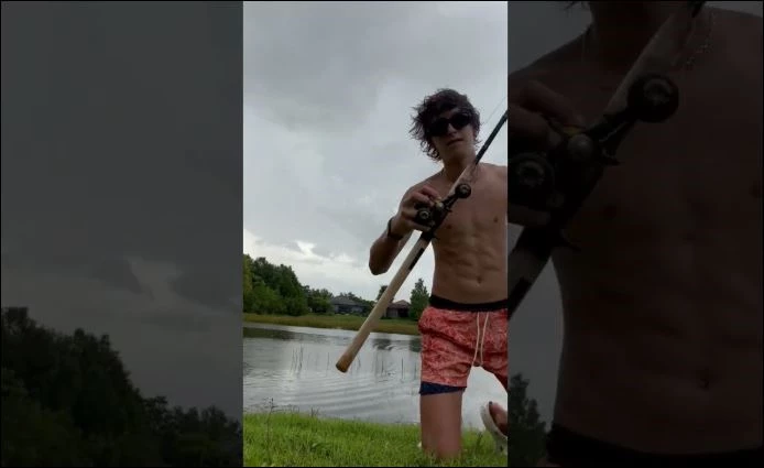 Aidan chạm mặt cá sấu khi đang khoe chiến lợi phẩm.