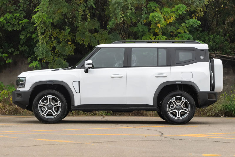 SUV địa hình công suất 462 mã lực, trang bị tiên tiến, giá gần 520 triệu đồng