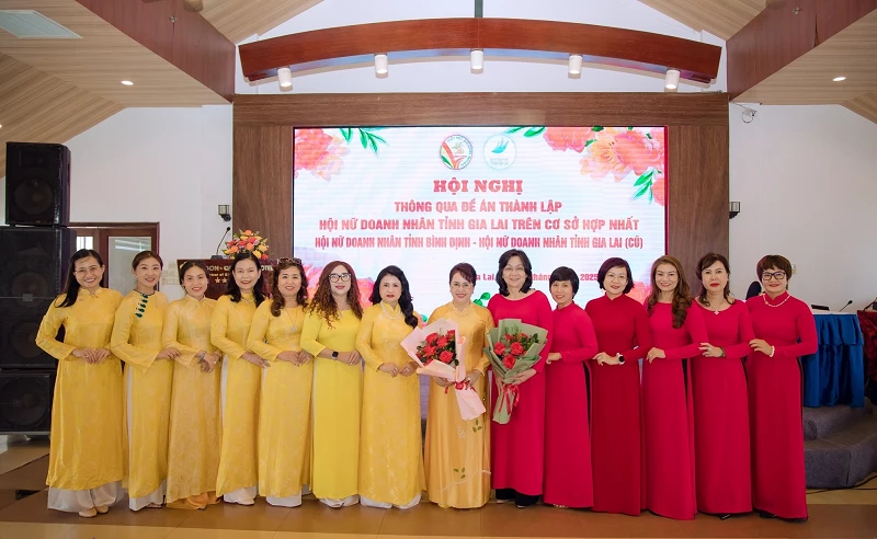 Bà Đồng Thị Ánh - Chủ tịch Hội Nữ doanh nhân tỉnh Bình Định cũ được tín nhiệm bầu giữ chức Chủ tịch lâm thời Hội Nữ doanh nhân tỉnh Gia Lai. Bà Đồng Thị Ánh - Chủ tịch Hội Nữ doanh nhân tỉnh Bình Định cũ được tín nhiệm bầu giữ chức Chủ tịch lâm thời Hội Nữ doanh nhân tỉnh Gia Lai.