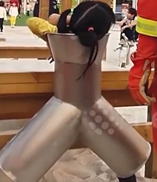 Chui vào máy tách cát vì tò mò, bé gái mắc kẹt và màn giải cứu căng như dây đàn