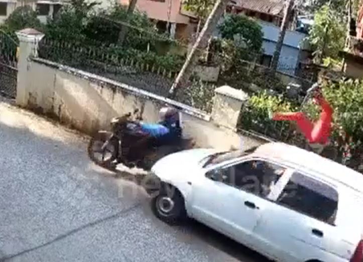 Bị ô tô tông văng lên hàng rào, người phụ nữ vẫn sống sót kỳ diệu