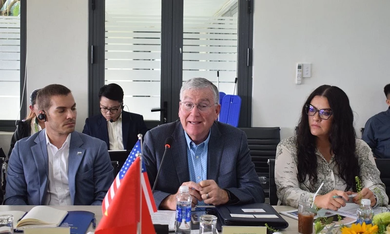 Ông Scott Bedke-Phó Thống đốc bang Idaho người giữa) trao đổi thông tin tại buổi làm việc Ông Scott Bedke-Phó Thống đốc bang Idaho người giữa) trao đổi thông tin tại buổi làm việc