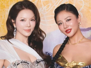 Tái xuất lộng lẫy, Lý Nhã Kỳ đeo trang sức tiền tỷ mừng Văn Mai Hương ra mắt ‘Vườn hồng’