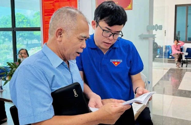 Đoàn Thanh niên phường Hòa Bình hỗ trợ người cao tuổi thực hiện thủ tục tại Trung tâm Phục vụ hành chính công phường Hòa Bình. Ảnh: Trung tâm truyền thông KH&CN. Đoàn Thanh niên phường Hòa Bình hỗ trợ người cao tuổi thực hiện thủ tục tại Trung tâm Phục vụ hành chính công phường Hòa Bình. Ảnh: Trung tâm truyền thông KH&CN.