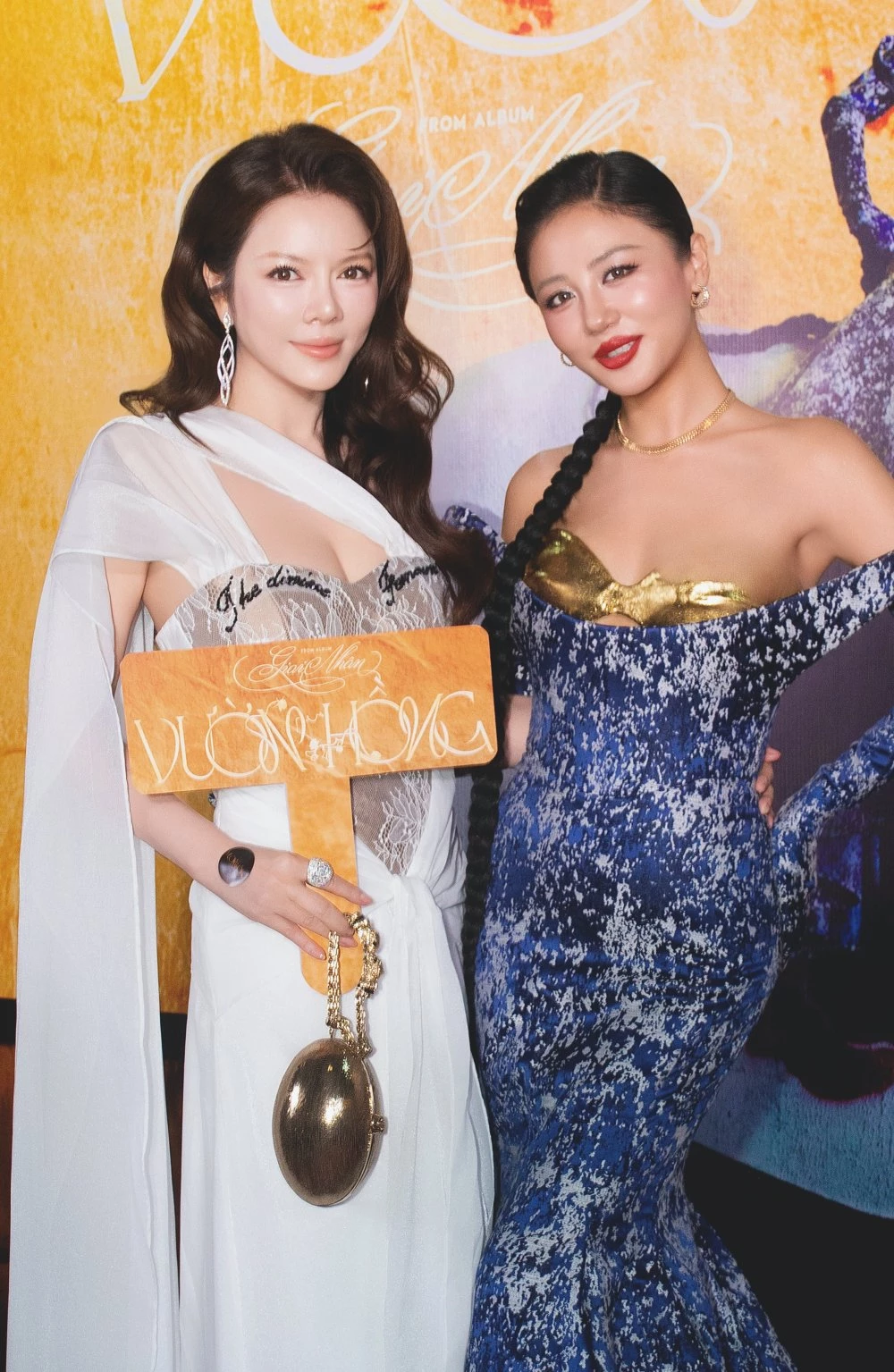 Lý Nhã Kỳ và ca sĩ Văn Mai Hương. Lý Nhã Kỳ và ca sĩ Văn Mai Hương.