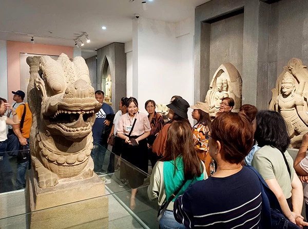 Du khách tham quan bảo vật quốc gia tượng Rồng (khai quật tại tháo Mẫm, Bình Định), hiện trưng bày tại phòng Tháp Mẫm của Bảo tàng Điêu khắc Chăm Đà Nẵng. Du khách tham quan bảo vật quốc gia tượng Rồng (khai quật tại tháo Mẫm, Bình Định), hiện trưng bày tại phòng Tháp Mẫm của Bảo tàng Điêu khắc Chăm Đà Nẵng.