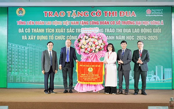 Thừa uỷ quyền Tổng LĐLĐ Việt Nam, ông Lê Văn Đại – Phó Chủ tịch thường trực Liên đoàn lao động TP Đà Nẵng trao tặng Cờ thi đua của Tổng Liên đoàn lao động Việt Nam cho Đại học Đông Á. 