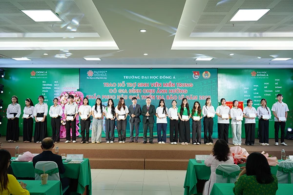 Trường Đại học Đông Á Trao hỗ trợ giảng viên, CBNV và sinh viên có gia đình bị thiệt hại nặng trong các đợt mưa bão và lũ lụt tháng 10 và 11 vừa qua tại các tỉnh miền Trung.