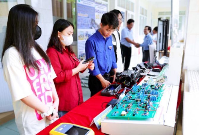 V&#x129;nh Long &#x111;&#x1EA9;y m&#x1EA1;nh chuy&#x1EC3;n &#x111;&#x1ED5;i s&#x1ED1;, chuy&#x1EC3;n &#x111;&#x1ED5;i xanh l&#xE0;m &#x111;&#x1ED9;ng l&#x1EF1;c cho t&#x103;ng tr&#x1B0;&#x1EDF;ng kinh t&#x1EBF;