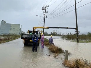 Hơn nửa triệu khách hàng miền Trung - Tây Nguyên mất điện do mưa lũ